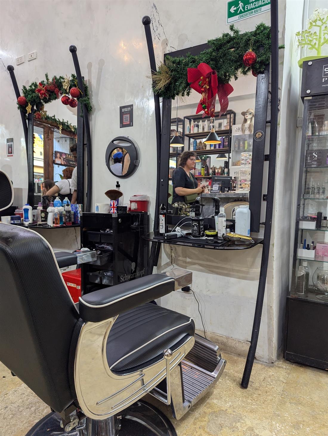 Silla de barbería y tocador dentro del salón