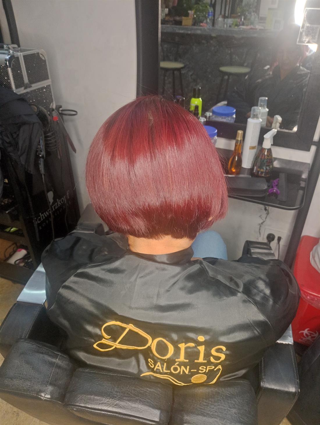 Corte bob en rojo intenso con la capa de Doris Salón Spa