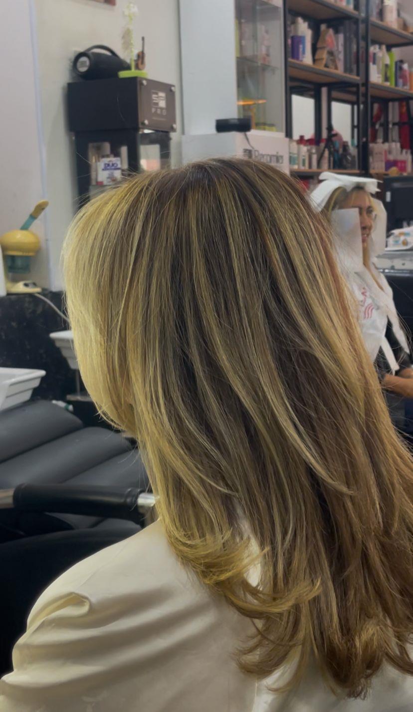 Melena con mechas doradas y capas