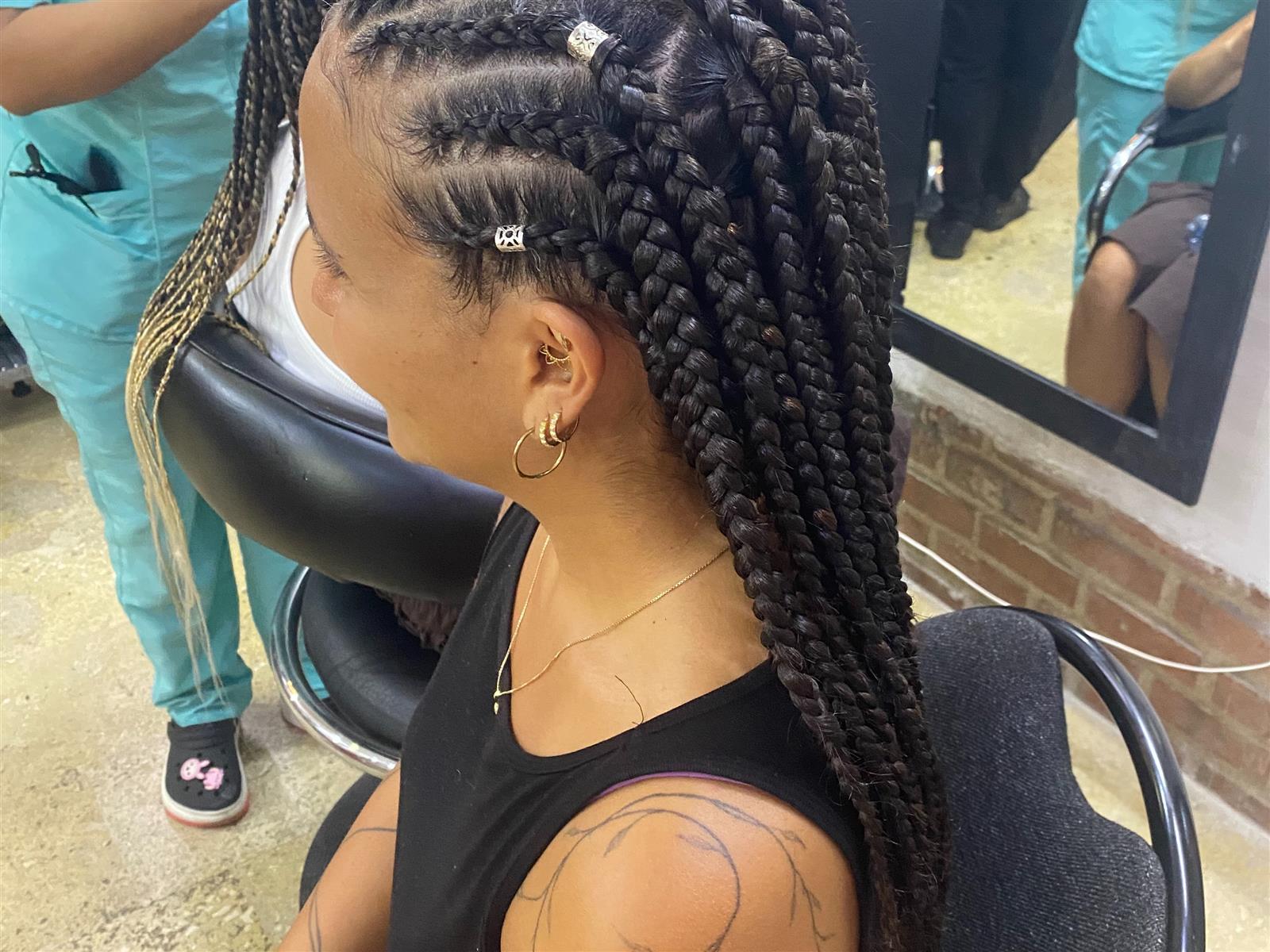 Trenzas de caja con raíz marcada, vistas de perfil