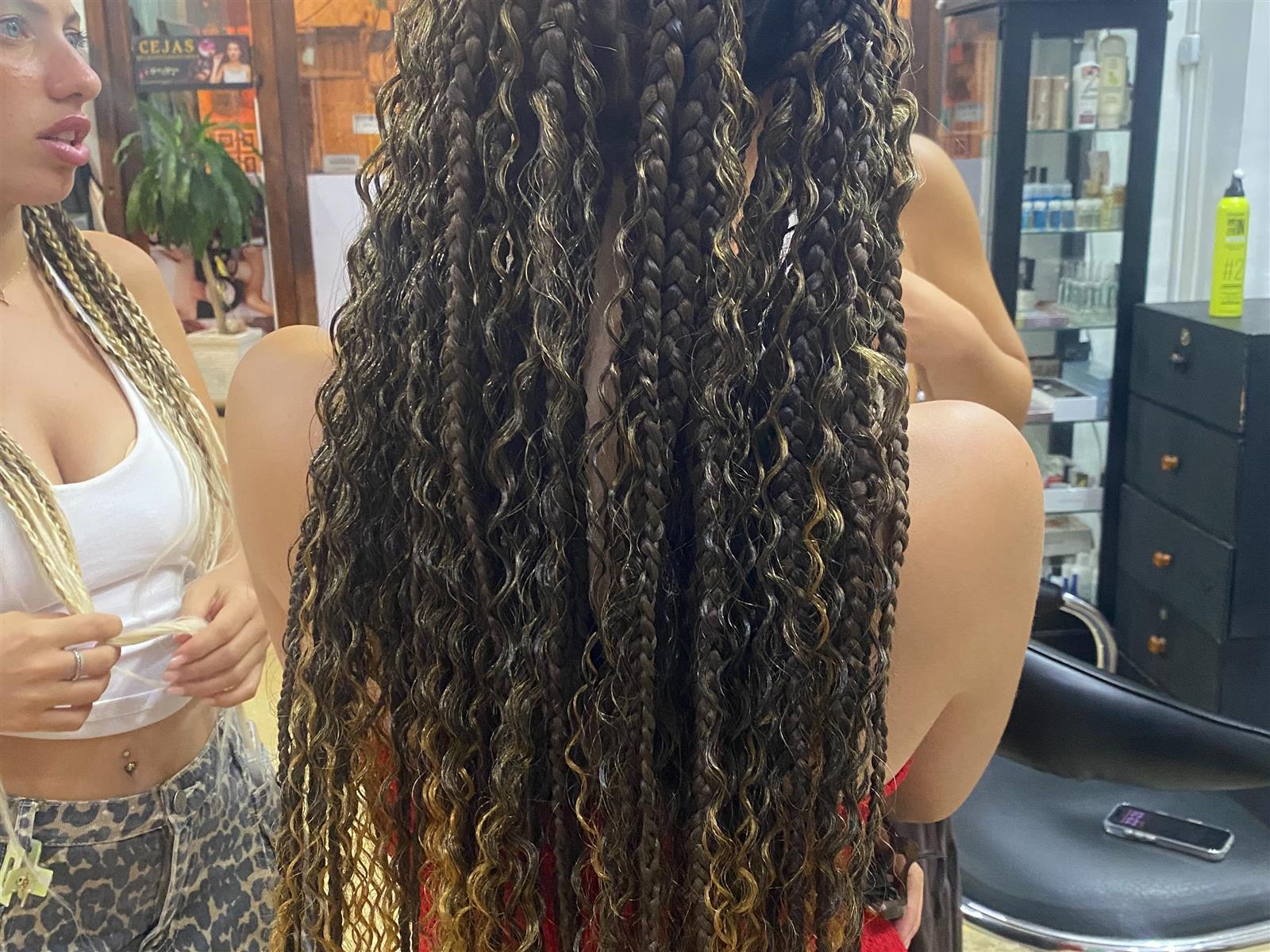 Trenzas largas con rizos sueltos