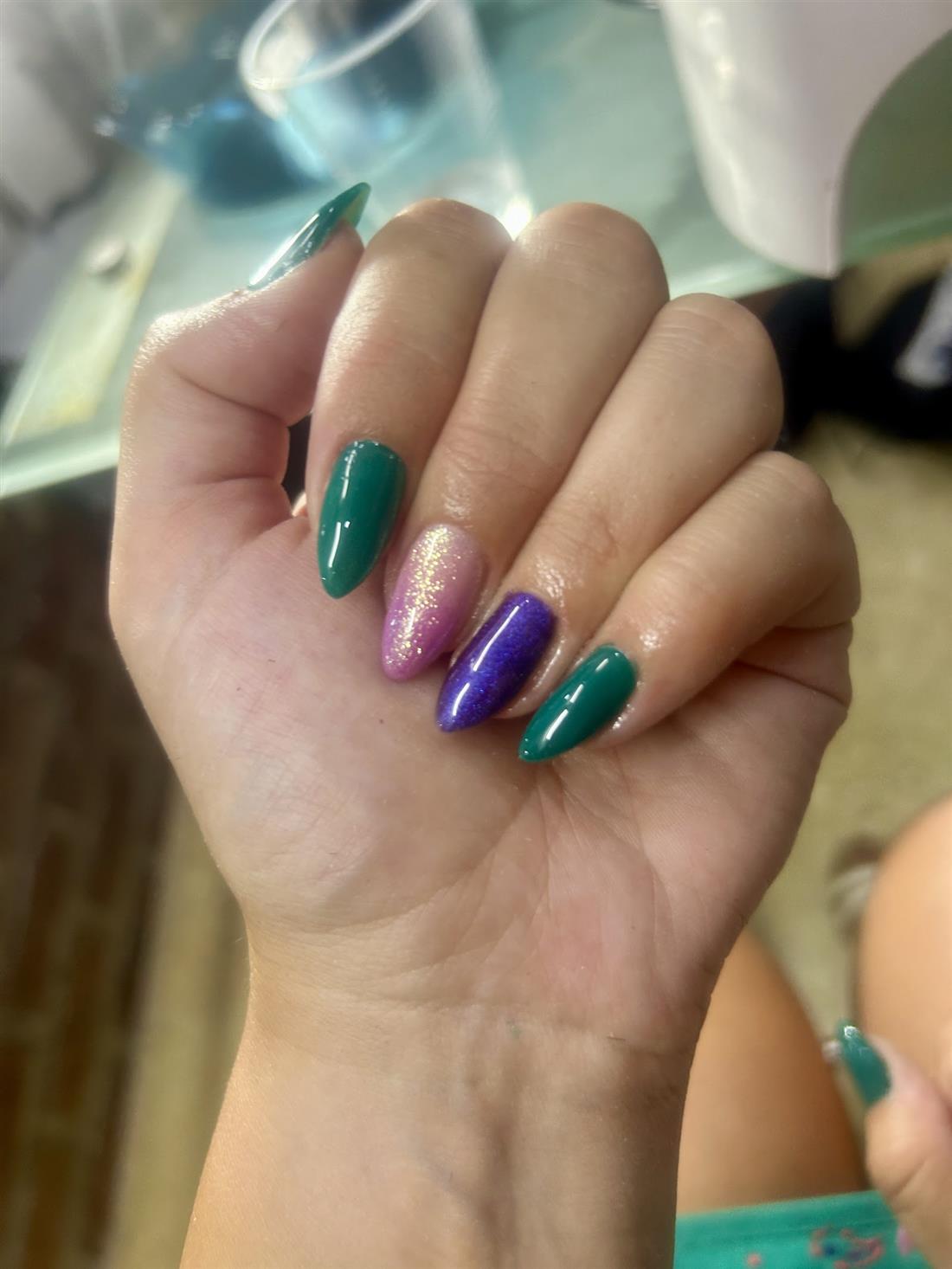 Uñas largas en verde, morado y escarchado